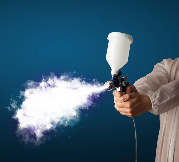 Pintor con pistola de aerógrafo y humo mágico blanco — Foto de Stock