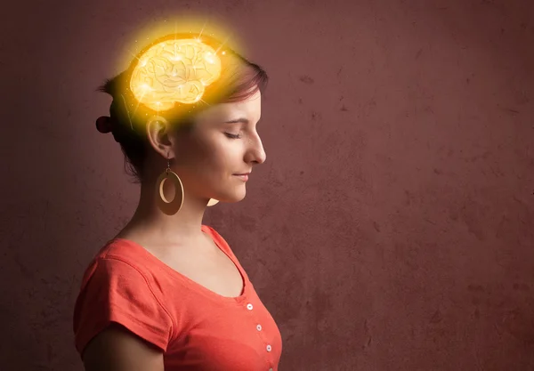 Chica joven pensando con brillante ilustración del cerebro —  Fotos de Stock