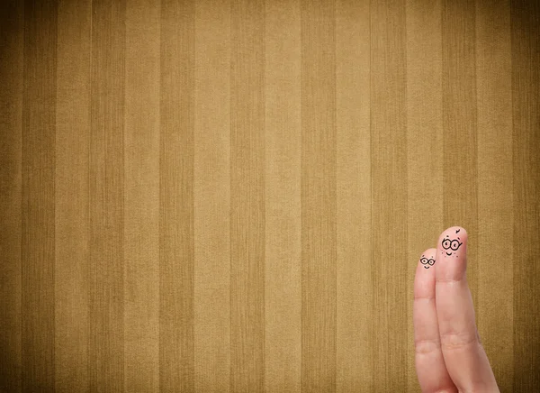ヴィンテージストライプの壁紙の背景と幸せな指の笑顔 — ストック写真
