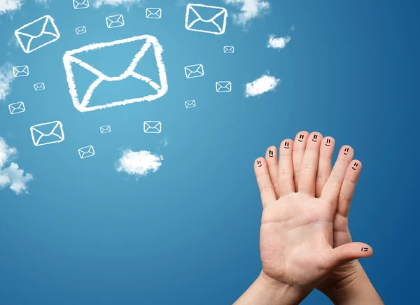 Felices dedos sonrientes mirando los iconos del correo hechos de nubes — Foto de Stock