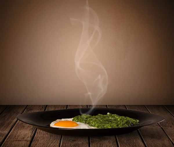 Frische köstliche Hausmannskost mit Dampf — Stockfoto