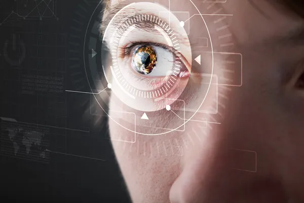 Homem cibernético com olho technolgy olhando — Fotografia de Stock