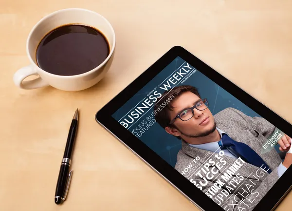 Tablet pc ukazuje časopis na obrazovce s šálkem kávy na d — Stock fotografie