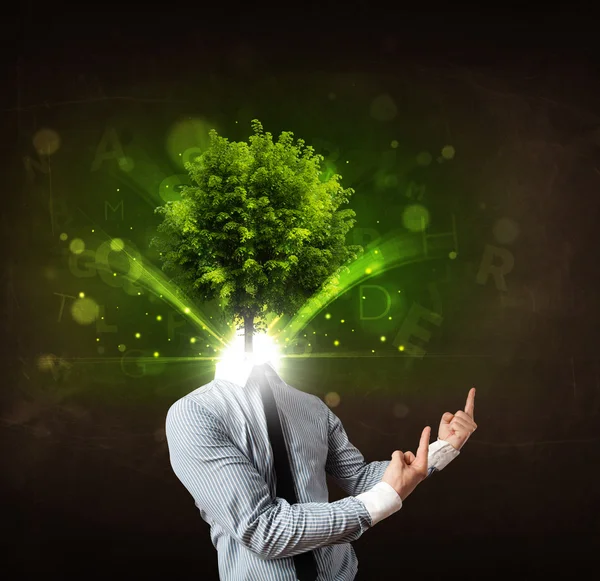 Homem com conceito de cabeça de árvore verde — Fotografia de Stock