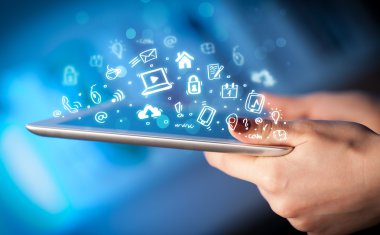 Tablet bilgisayarı üzerinde parmak işareti, sosyal medya kavramı