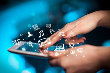 Tablet bilgisayarı üzerinde parmak işareti, sosyal medya kavramı