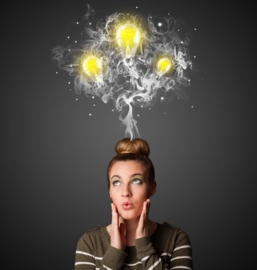 duman ve başının üstünde lightbulbs düşünceli kadınla
