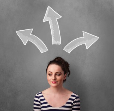 genç kadın başının üstünde oklarla düşünme