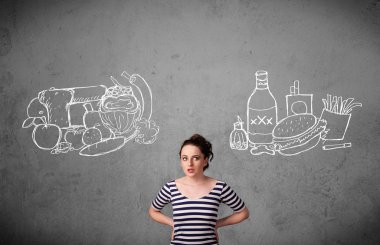 sağlıklı ve sağlıksız gıdalar arasında duran kadın