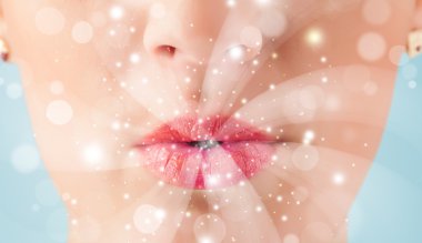 güzel kadının dudakları soyut beyaz ışıkları üfleme