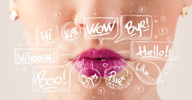 Beyaz baloncuklu güzel kırmızı dudaklar.