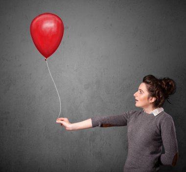 Kırmızı balon tutan kadın