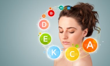 genç ve güzel kız ile renkli vitamin simgeler ve semboller