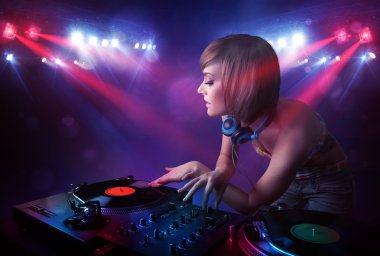 Genç dj kayıtları bir kalabalığın önünde sahnede karıştırma