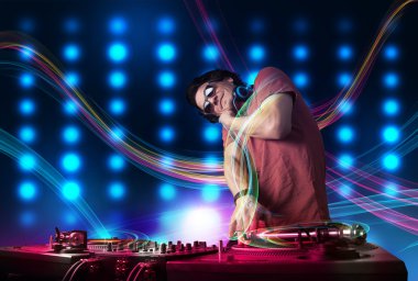 Genç dj kayıtları renkli ışıkları ile karıştırma
