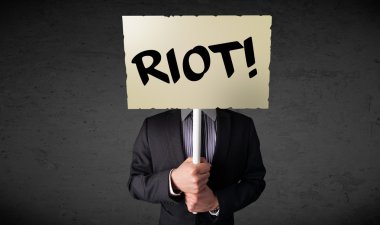 İş adamı protesto işareti tutuyor.