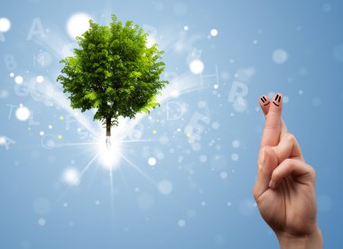 Yeşil sihirli ağaçla gülümseyen mutlu parmaklar