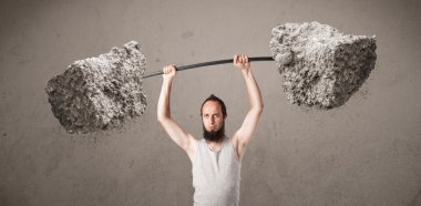 Sıska adam büyük taş ağırlıkları kaldırıyor.