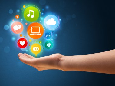 bir kadının elinde Multimedya simgeler