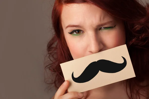 Joyeux fille mignonne tenant du papier avec dessin moustache — Photo