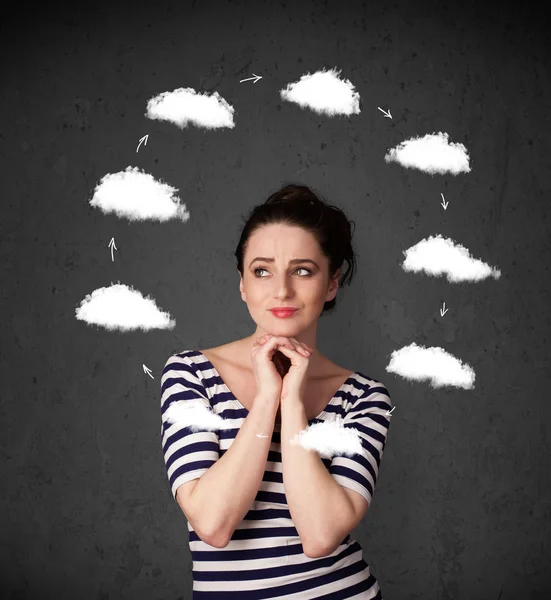 Jeune femme pensant avec la circulation des nuages autour de sa tête — Photo