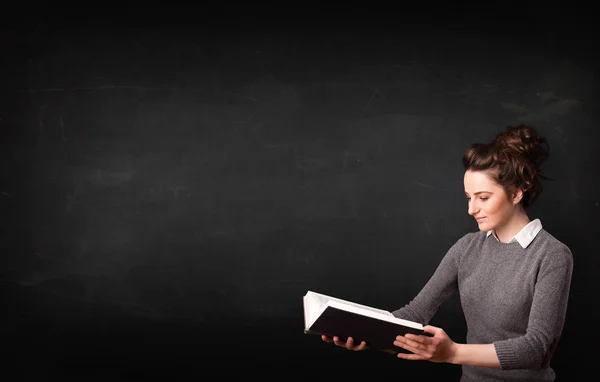 Junge Frau liest ein Buch — Stockfoto