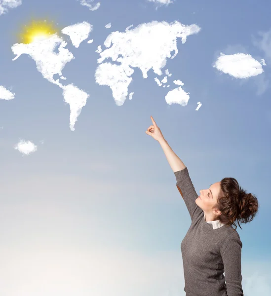 Menina olhando nuvens do mundo e sol no céu azul — Fotografia de Stock