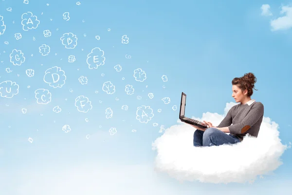 Jonge vrouw zitten in cloud met laptop — Stockfoto