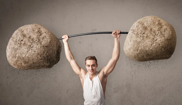 Homem muscular levantando grandes pesos de pedra de rocha — Fotografia de Stock