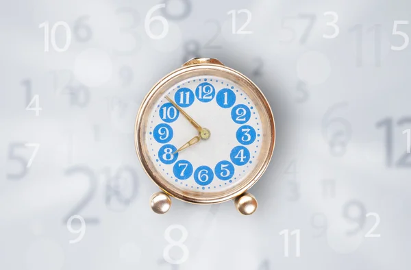 Современные часы с цифрами — стоковое фото