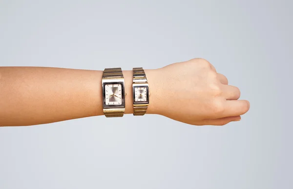 Ruka s hodinky ukazující přesný čas — Stock fotografie