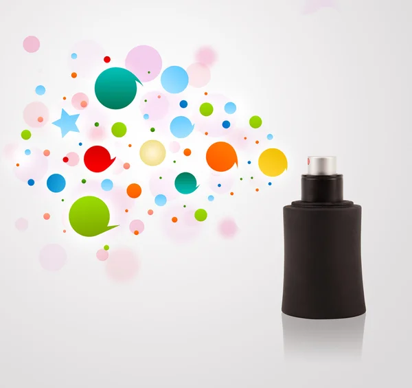 Парфумерна пляшка розбризкує кольорові бульбашки — стокове фото