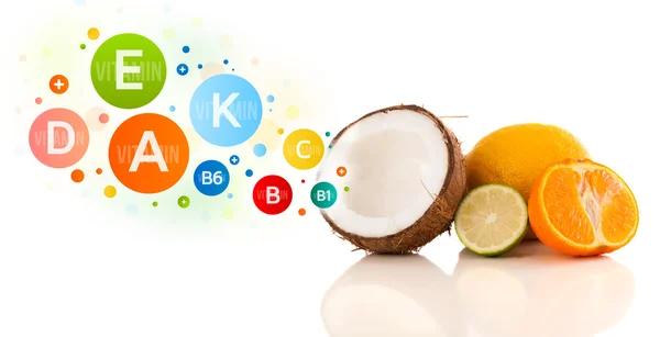 Gesunde Früchte mit bunten Vitamin-Symbolen und Symbolen — Stockfoto