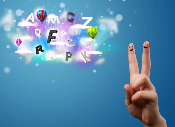 Glückliche Smiley-Finger, die auf bunte Zauberwolken und Ball schauen — Stockfoto