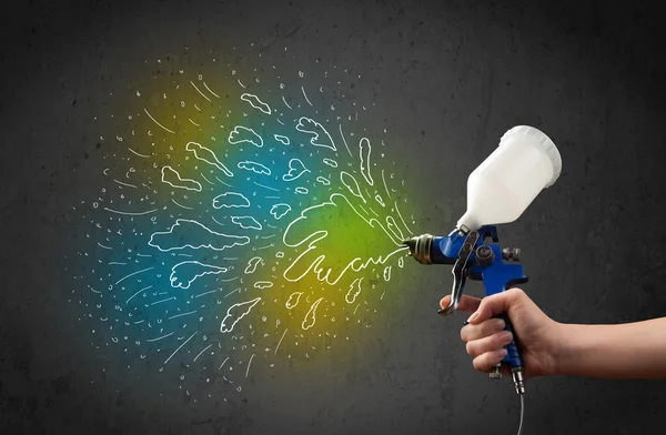 Arbetare med airbrush pistol målar färgglada linjer och stänk — Stockfoto