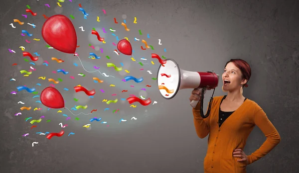 Menina se divertindo, gritando em megafone com balões — Fotografia de Stock