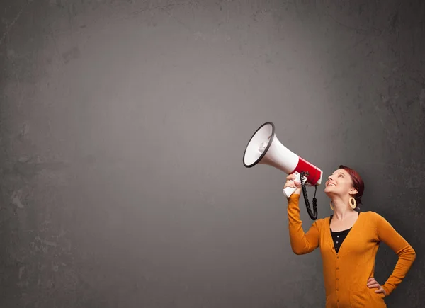 Menina gritando em megafone no fundo espaço cópia — Fotografia de Stock