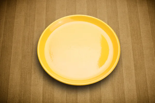 Piatto vuoto colorato sul tavolo di sfondo grungy — Foto Stock