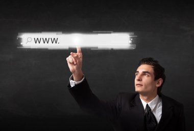 Genç işadamı www işareti ile web tarayıcı adres çubuğuna dokunuyor