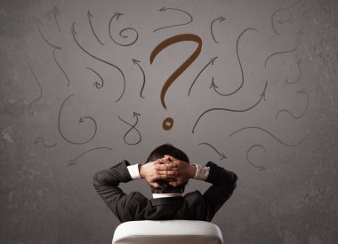 İş adamı soru işareti skecine bakıyor.