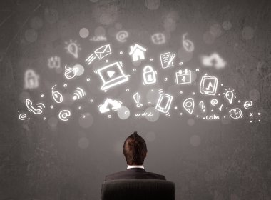 İş adamı modern simgelere ve sembollere bakıyor