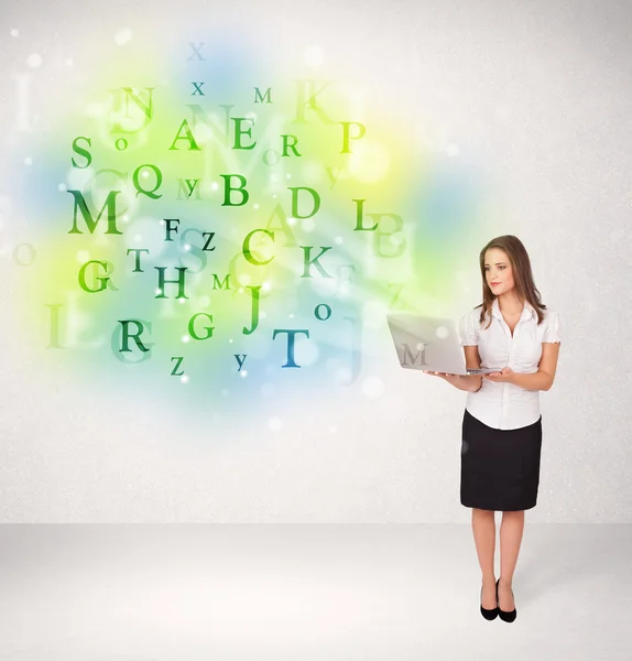 Geschäftsfrauen mit leuchtendem Buchstaben-Konzept — Stockfoto