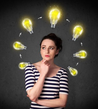 genç kadın başının etrafında dolaşım ampul ile düşünme