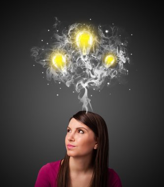duman ve başının üstünde lightbulbs düşünceli kadınla