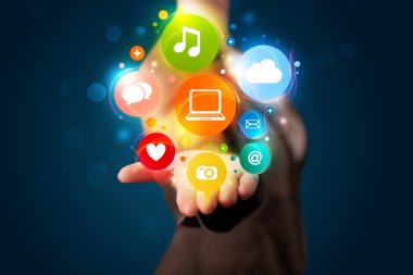 genç kadın renkli teknoloji simgeler ve semboller