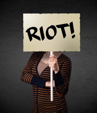 bir protesto işaret tutan genç kadın
