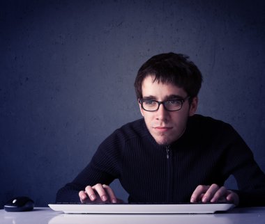 Hacker mavi arkaplanda klavye ile çalışıyor