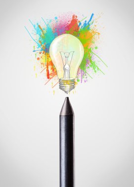 renkli boya sıçraması ve ampul ile mum boya yakın çekim