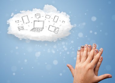 cloud computing teknolojisi ile bakarak mutlu gülen parmak