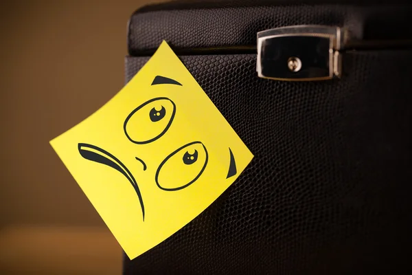 Post-it opmerking met smileygezicht gevezen op sieraden doos — Stockfoto